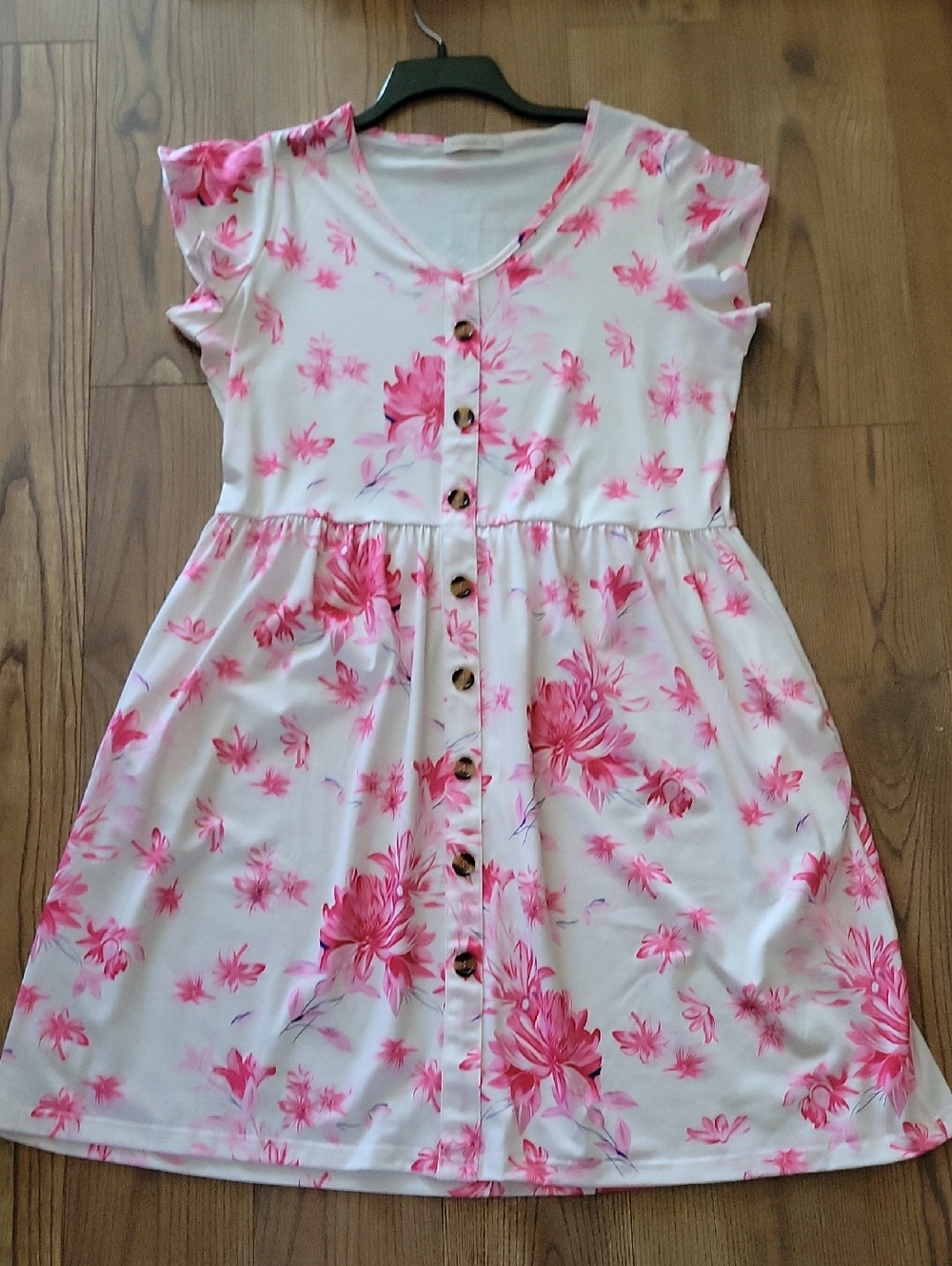 Fantaslook Casual White Dress with Pink Floral Print and Front Buttons